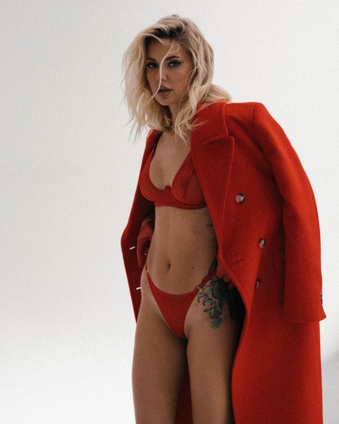 Prześwitujący biustonosz i stringi w zestawie bielizny